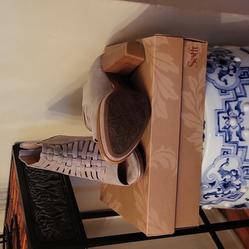 Sandals - Picture 2 of 3